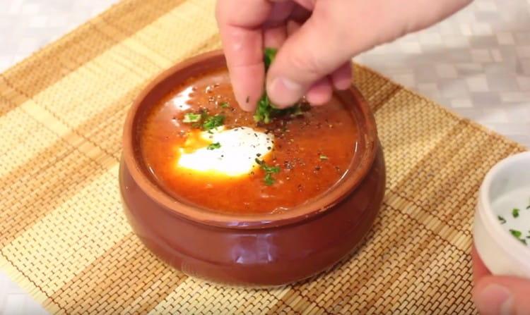 Quando si serve in borsch con fagioli, è possibile aggiungere la panna acida.