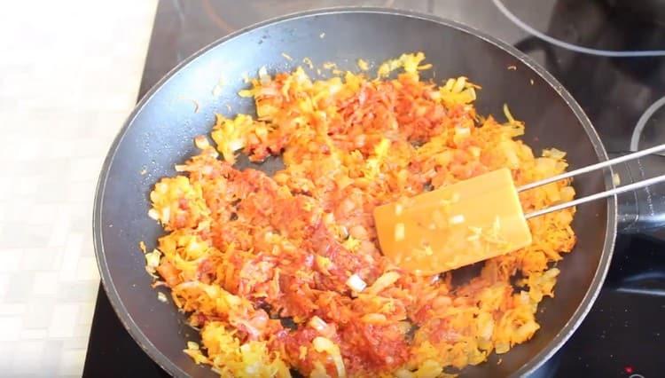 Aggiungi il concentrato di pomodoro alle cipolle con le carote.