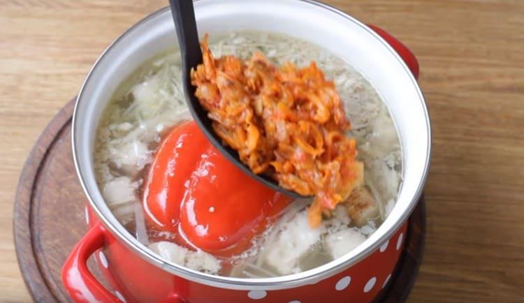 Aggiungi la carota e la cipolla fritta al borsch futuro.