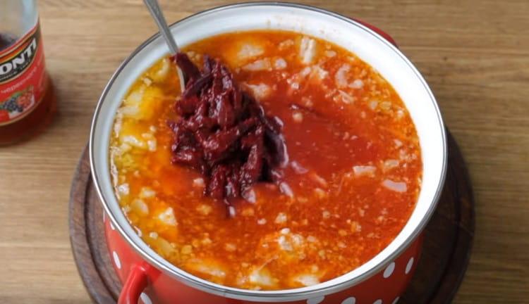 Aggiungi le barbabietole al borscht scorso.