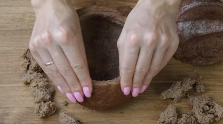 Per servire, puoi preparare un originale piatto di pane integrale.