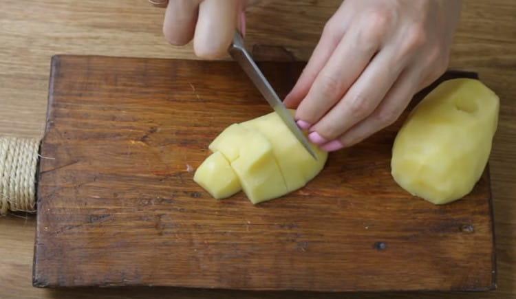 Tagliare le patate a pezzetti.