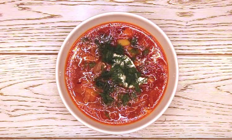 Il borsch vegetariano può essere servito con panna acida ed erbe fresche.