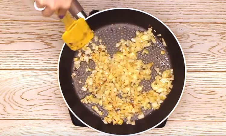 friggere la cipolla in una padella con olio vegetale fino a doratura.