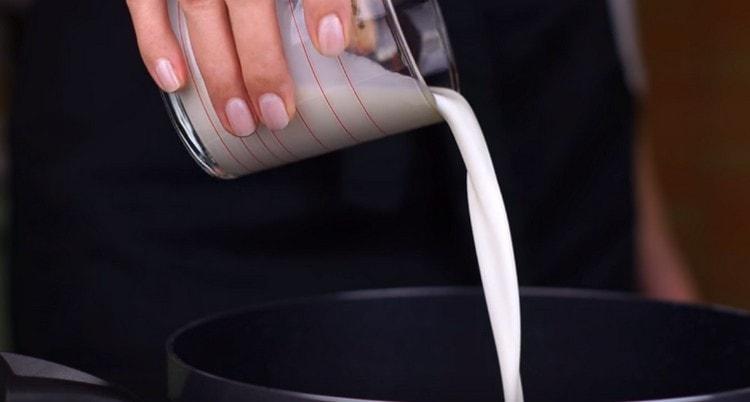 Riporta la zuppa nella padella e mettici dentro la panna.