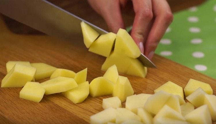 Tagliamo le patate a pezzetti.