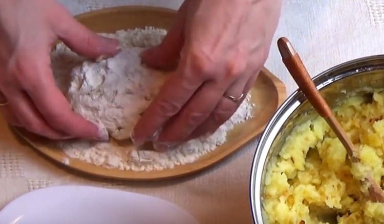 Rotolo di cotoletta formata nella farina.