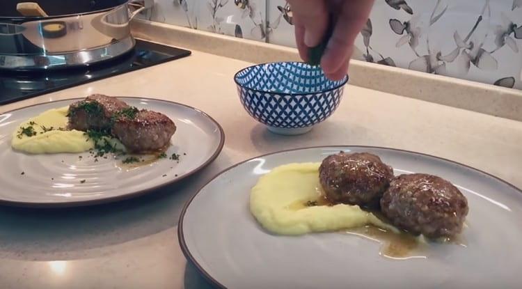 Mettiamo le cotolette pronte sui piatti con un contorno, cospargere con le erbe.