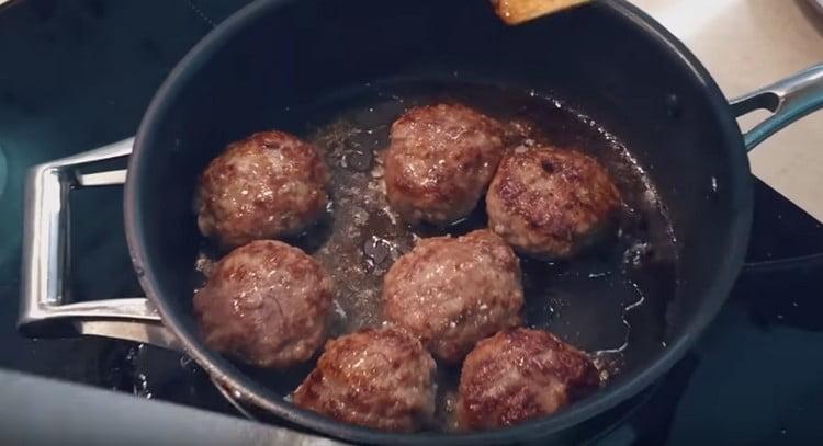 Prova questa ricetta e prova a cucinare da solo cotolette di manzo così succose.