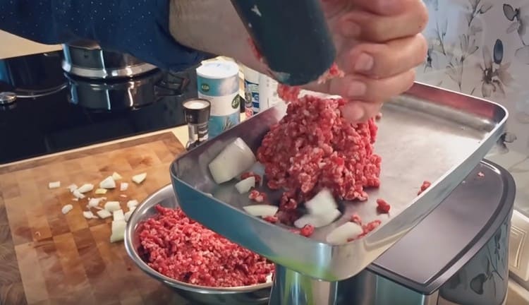 La carne macinata, insieme alla cipolla, viene nuovamente passata attraverso un tritacarne.