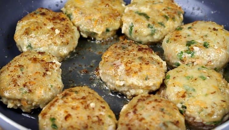 Per prima cosa, friggere le cotolette su entrambi i lati in una padella fino a dorarle.