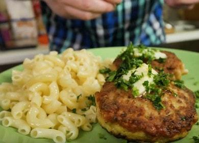 Cuciniamo cotolette di tacchino succose e morbide secondo la ricetta con foto passo dopo passo.