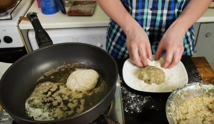 Formiamo le cotolette, le arrotoliamo nella farina e le allarghiamo in una padella.