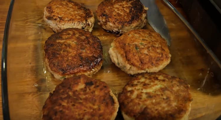 Inviamo le cotolette quasi pronte al forno.