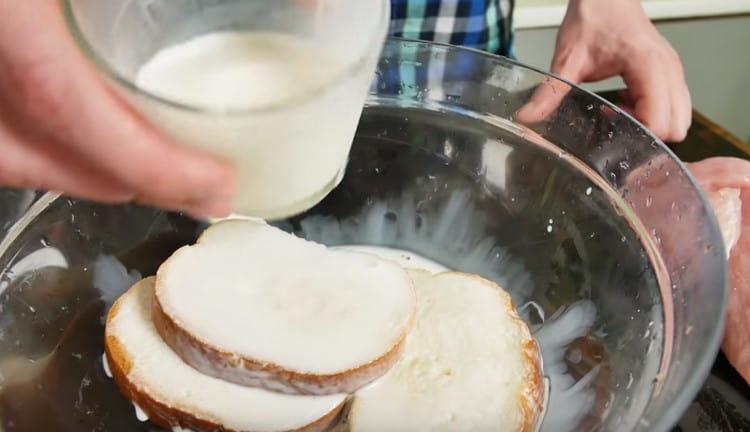 Immergi le fette di pagnotta nel latte.