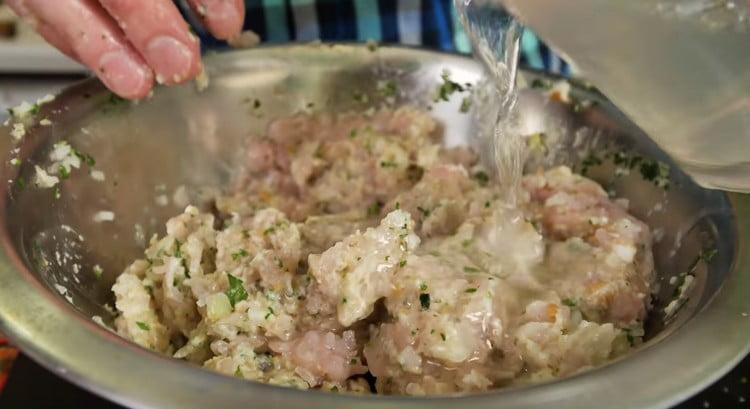 Per succosità, aggiungi acqua alla carne macinata.