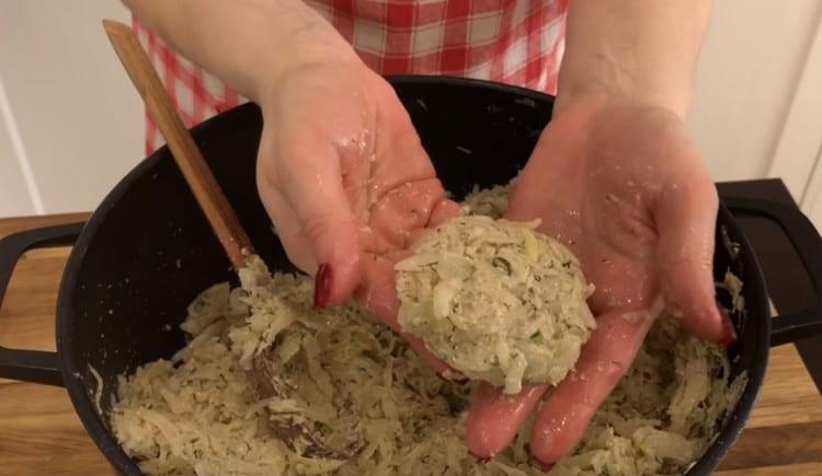 La carne macinata dovrebbe essere facilmente formata e mantenere la forma di una cotoletta.