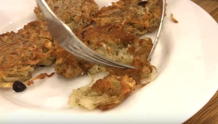 Le cotolette di cavolo diversificheranno piacevolmente il menu del giorno.