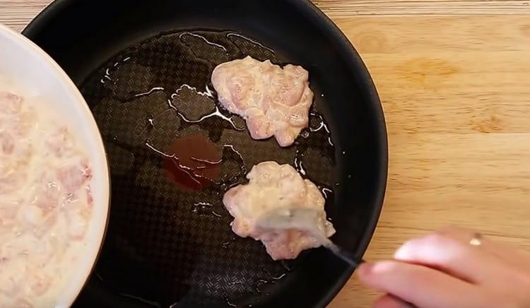 Metti le cotolette con un cucchiaio in una padella ben riscaldata con olio vegetale.