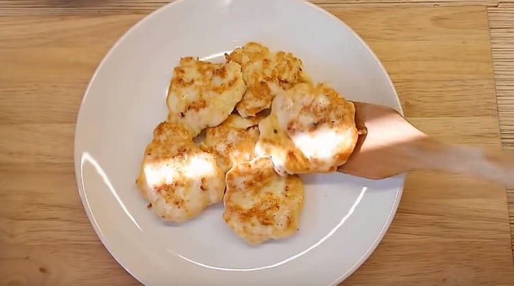 Tali cotolette di petto di pollo sono tenere e succose.