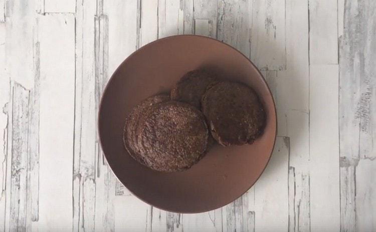 Come puoi vedere, le cotolette di fegato di pollo vengono cotte molto rapidamente.