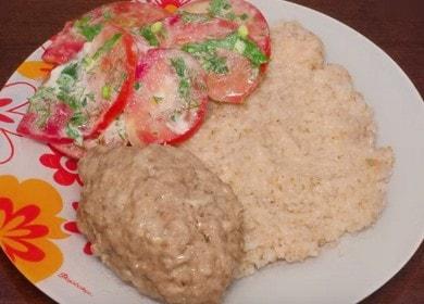 Delicate cotolette al vapore in una pentola a cottura lenta: una ricetta con foto passo dopo passo.