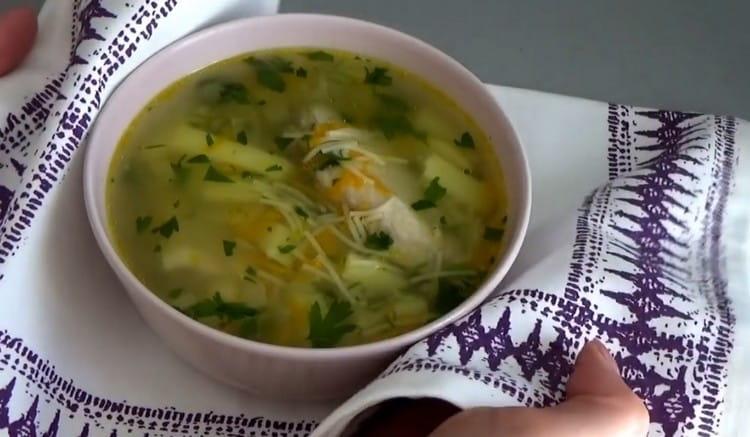 La zuppa di pollo con noodles e patate non è solo gustosa, ma anche salutare.