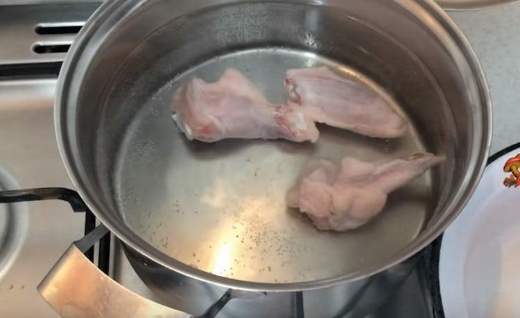 Immergi le ali di pollo nell'acqua, lascia cuocere.