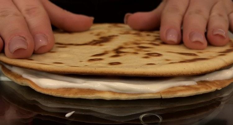 stendi la prossima torta e ricopri anche la panna.