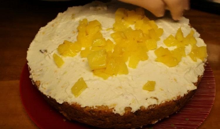 Basta lubrificare con crema e cospargere con fette di ananas della seconda crosta.