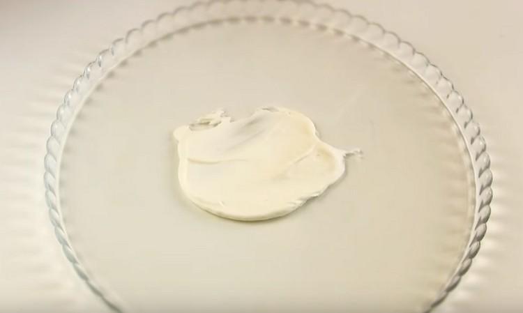 Affinché la torta non scivoli sul piatto, ungila con una piccola quantità di crema.