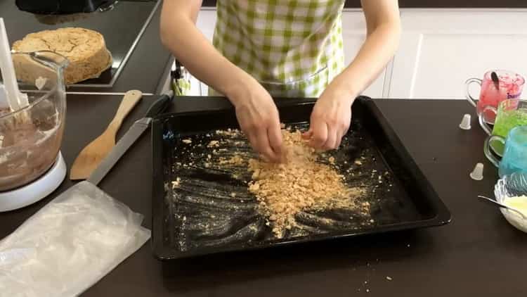 Per preparare la torta Kiev a casa: macinare le briciole