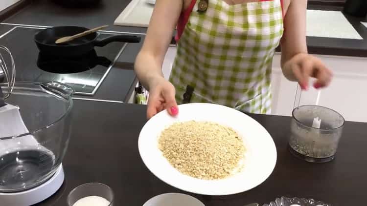 Per fare la torta Kiev a casa: tritare le noci