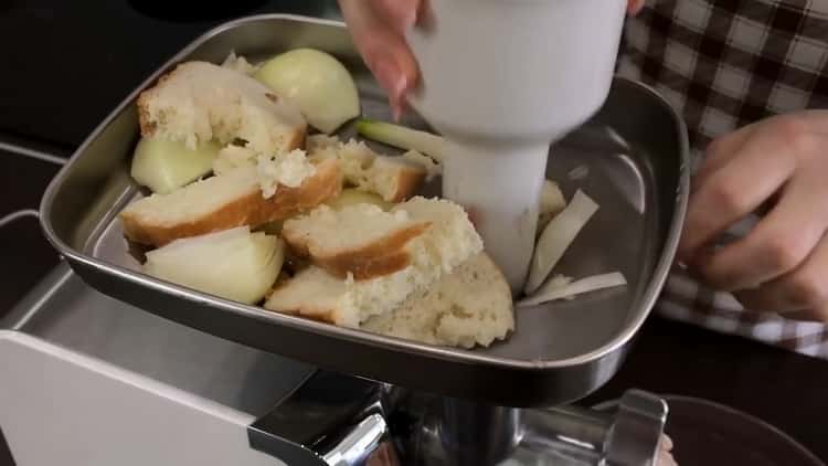 Preparare tutti gli ingredienti per la preparazione di carne macinata.