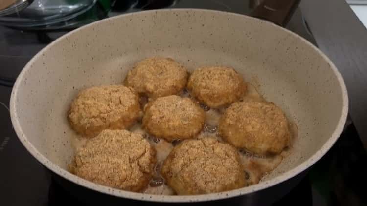 Friggere le cotolette di luccio in una padella