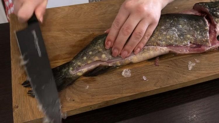 Filtra il pesce per fare le cotolette