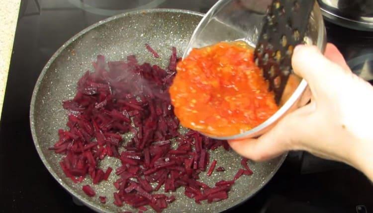 Aggiungi il pomodoro alle barbabietole, mescola.