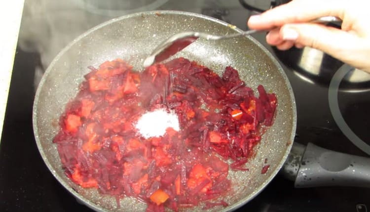 Per preservare il colore rosso, aggiungi il succo di limone e lo zucchero alle barbabietole.