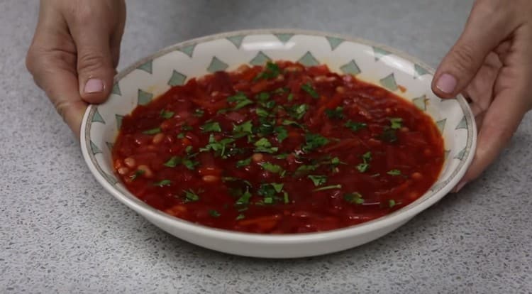 Al momento di servire, il borsch magro può essere cosparso di erbe tritate finemente, aggiungere l'aglio.