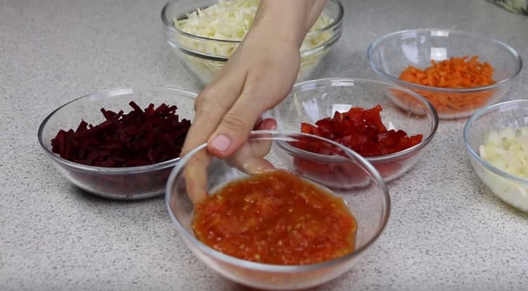 Macinare i pomodori nella pasta.