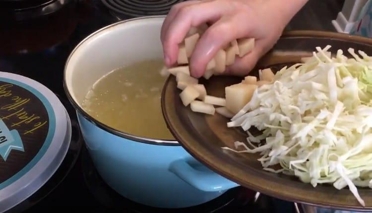 Mettiamo il brodo sul fuoco, aggiungiamo patate.