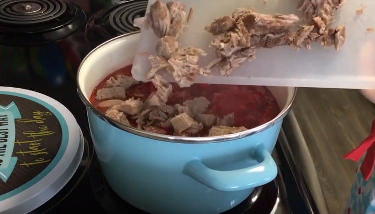 Tagliare la carne in porzioni e aggiungere al borsch.