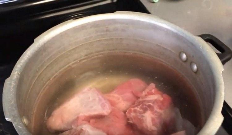 Mettiamo il brodo di carne per cucinare.