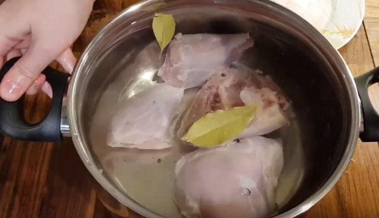 Mettiamo la carne in una casseruola per cuocere, aggiungiamo immediatamente grani di pepe e alloro.