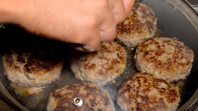 Si consiglia di cuocere a vapore le cotolette di carne macinata di manzo e maiale sotto il coperchio, versando un po 'd'acqua nella padella.