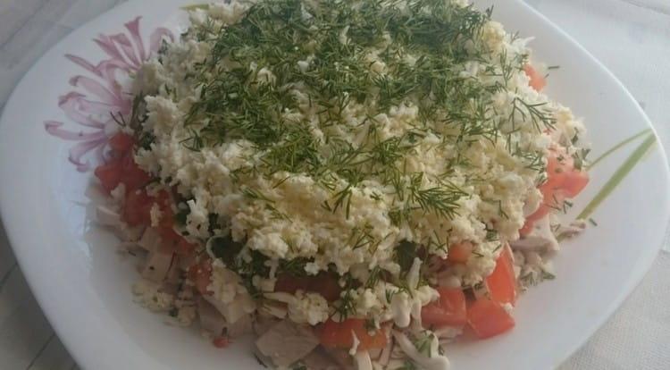 Top decorare l'insalata con pollo bollito e aneto tritato finemente.