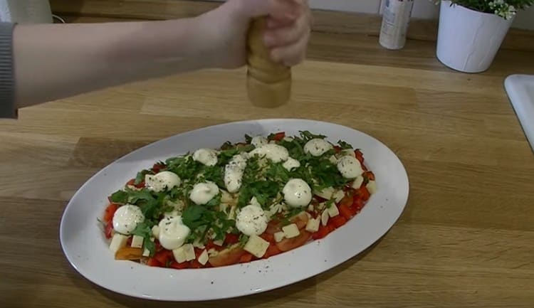 Un'insalata con noci e pollo affumicato può anche essere un po 'di pepe.