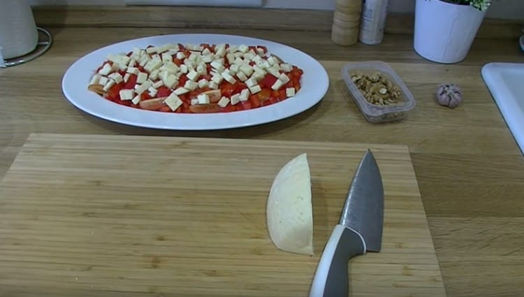 Spalmiamo il formaggio sulla nostra insalata.