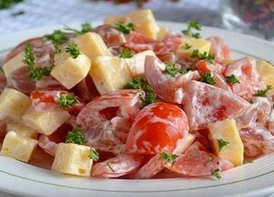 Insalata di pollo e pomodoro affumicata leggera: una ricetta collaudata