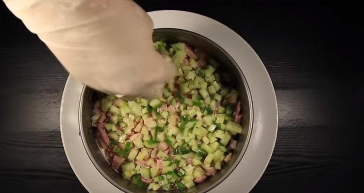 Quindi, spalmare il pollo e il cetriolo.